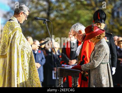 Londres, Royaume-Uni. 12th novembre 2022. L'alderman Nicholas Lyons devient le nouveau seigneur maire dans une bénédiction à St Paul. Le Lord Mayor's Show annuel part de Mansion House à travers la ville de Londres, passant par la cathédrale Saint-Paul jusqu'aux cours royales de justice et retour. L'alderman Nicholas Lyons passe dans l'autocar d'État d'or et devient le seigneur maire de Londres en 694th dans une bénédiction à la cathédrale Saint-Paul. Credit: Imagetraceur/Alamy Live News Banque D'Images