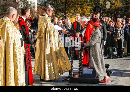 Londres, Royaume-Uni. 12th novembre 2022. Le Seigneur annuel part de Mansion House à travers la ville de Londres, passé la cathédrale Saint-Paul jusqu'aux cours royales de justice et retour. L'alderman Nicholas Lyons passe dans l'autocar d'État d'or et devient le seigneur maire de Londres en 694th dans une bénédiction à la cathédrale Saint-Paul. Credit: Imagetraceur/Alamy Live News Banque D'Images