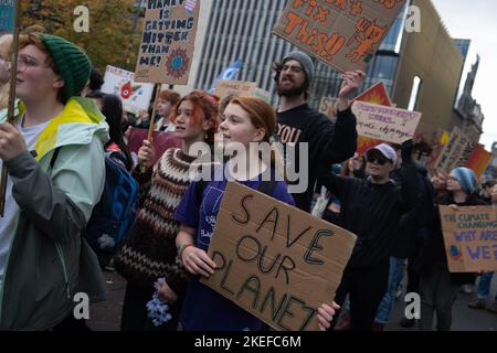 12th novembre 2022, Édimbourg, Royaume-Uni. Journée mondiale d'action pour la justice climatique marche dans la ville, en soutien aux groupes de la société civile interdits de manifester à la conférence sur le climat de COP27 en Égypte, à Édimbourg, en Écosse, 12 novembre 2022. Crédit photo: Jeremy Sutton-Hibbert/ Alamy Live News. Banque D'Images