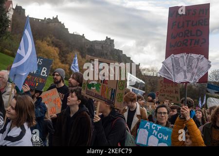 12th novembre 2022, Édimbourg, Royaume-Uni. Journée mondiale d'action pour la justice climatique marche dans la ville, en soutien aux groupes de la société civile interdits de manifester à la conférence sur le climat de COP27 en Égypte, à Édimbourg, en Écosse, 12 novembre 2022. Crédit photo: Jeremy Sutton-Hibbert/ Alamy Live News. Banque D'Images