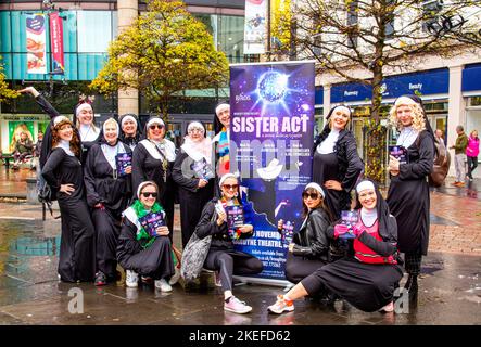 Dundee, Tayside, Écosse, Royaume-Uni. 12th novembre 2022. Sister Act: The Broughty Opera, une société d'opéra amateur présente la production de Sister Act, une comédie musicale divine basée sur le film de Joseph Howard du même nom en 1992. Les acteurs amateurs vêtus de costumes complets dans tout le centre-ville font la promotion de la comédie musicale qui sera interprétée au Théâtre Gardyne de Dundee, de 23 novembre à 26 novembre 2022. Crédit : Dundee Photographics/Alamy Live News Banque D'Images