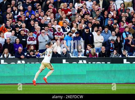 NOTE AUX ÉDITEURS : GESTE EXPLICITE James Maddison de Leicester City célèbre le premier but de leur partie lors du match de la Premier League au London Stadium, Londres. Date de la photo: Samedi 12 novembre 2022. Banque D'Images