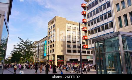 Shadowstraße à Düsseldorf, l'une des rues commerçantes les plus fréquentées et les plus fréquentées d'Allemagne. Banque D'Images