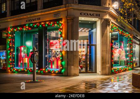 LONDRES, Royaume-Uni - 12 NOVEMBRE 2022 : les boutiques de Regent Street à Londres sont décorées de lumières étincelantes et colorées pour Noël Banque D'Images