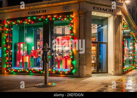 LONDRES, Royaume-Uni - 12 NOVEMBRE 2022 : les boutiques de Regent Street à Londres sont décorées de lumières étincelantes et colorées pour Noël Banque D'Images