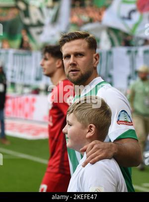 Brême, Allemagne. 12th novembre 2022. Football, Bundesliga, Matchday 15, Werder Bremen - RB Leipzig, wohninvest Weserstadion: Werder's Niclas Füllkrug avec un enfant de run-in. Crédit : Carmen Jaspersen/dpa - REMARQUE IMPORTANTE : Conformément aux exigences de la DFL Deutsche Fußball Liga et de la DFB Deutscher Fußball-Bund, il est interdit d'utiliser ou d'avoir utilisé des photos prises dans le stade et/ou du match sous forme de séquences et/ou de séries de photos de type vidéo./dpa/Alay Live News Banque D'Images