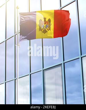 Drapeau de la Moldavie sur un mât Banque D'Images
