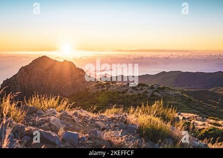 Description: Touristes regardant le lever du soleil sur le magnifique paysage de montagne de Pico do Ariero. Pico do Arieiro, île de Madère, Portugal, Europe. Banque D'Images