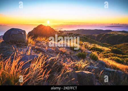 Description: Touristes regardant le lever du soleil sur le magnifique paysage de montagne de Pico do Ariero. Pico do Arieiro, île de Madère, Portugal, Europe. Banque D'Images