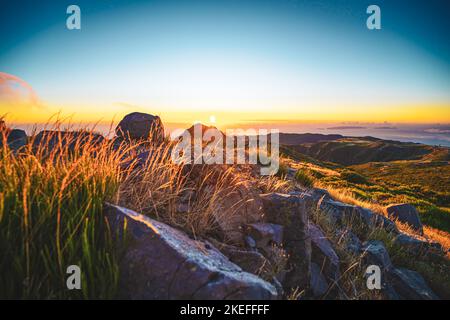 Description: Touristes regardant le lever du soleil sur le magnifique paysage de montagne de Pico do Ariero. Pico do Arieiro, île de Madère, Portugal, Europe. Banque D'Images