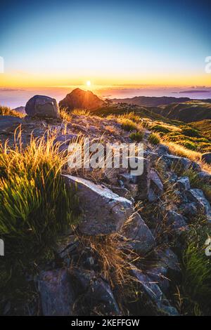 Description: Touristes regardant le lever du soleil sur le magnifique paysage de montagne de Pico do Ariero. Pico do Arieiro, île de Madère, Portugal, Europe. Banque D'Images