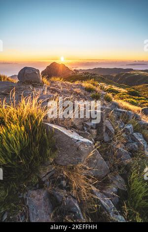 Description: Touristes regardant le lever du soleil sur le magnifique paysage de montagne de Pico do Ariero. Pico do Arieiro, île de Madère, Portugal, Europe. Banque D'Images