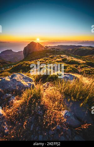 Description: Touristes regardant le lever du soleil sur le magnifique paysage de montagne de Pico do Ariero. Pico do Arieiro, île de Madère, Portugal, Europe. Banque D'Images