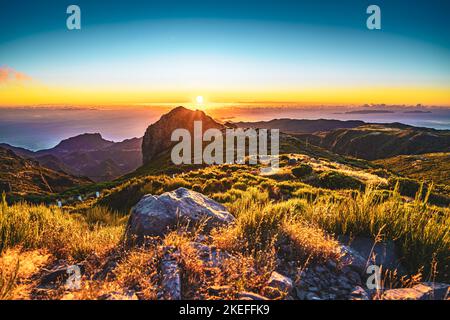 Description: Touristes regardant le lever du soleil sur le magnifique paysage de montagne de Pico do Ariero. Pico do Arieiro, île de Madère, Portugal, Europe. Banque D'Images