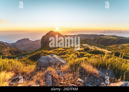 Description: Touristes regardant le lever du soleil sur le magnifique paysage de montagne de Pico do Ariero. Pico do Arieiro, île de Madère, Portugal, Europe. Banque D'Images