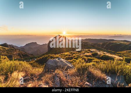 Description: Touristes regardant le lever du soleil sur le magnifique paysage de montagne de Pico do Ariero. Pico do Arieiro, île de Madère, Portugal, Europe. Banque D'Images