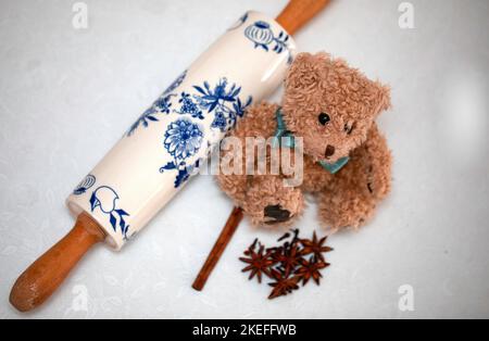 Rouleau à gâteau décoratif en porcelaine, ours en peluche et anis Banque D'Images