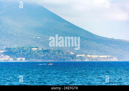 Vue sur la pittoresque ville côtière de Pylos, Péloponnèse, Grèce. Banque D'Images
