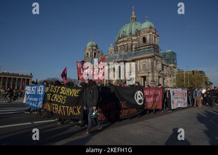 Berlin, Allemagne. 12th novembre 2022. Plus de 3000 000 personnes ont protesté à Berlin sur 12 novembre 2022, pour protester contre les moyens solidaires de sortir de la crise actuelle contre les arguments de droite et les idéologies conspirationnistes. La marche de protestation a conduit de l'hôtel de ville rouge via Friedrichstrasse à Kreuzberg. (Photo de Michael Kuenne/PRESSCOV/Sipa USA) crédit: SIPA USA/Alay Live News Banque D'Images