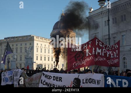 Berlin, Allemagne. 12th novembre 2022. Plus de 3000 000 personnes ont protesté à Berlin sur 12 novembre 2022, pour protester contre les moyens solidaires de sortir de la crise actuelle contre les arguments de droite et les idéologies conspirationnistes. La marche de protestation a conduit de l'hôtel de ville rouge via Friedrichstrasse à Kreuzberg. (Photo de Michael Kuenne/PRESSCOV/Sipa USA) crédit: SIPA USA/Alay Live News Banque D'Images