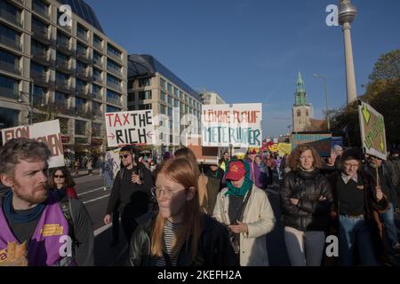 Berlin, Allemagne. 12th novembre 2022. Plus de 3000 000 personnes ont protesté à Berlin sur 12 novembre 2022, pour protester contre les moyens solidaires de sortir de la crise actuelle contre les arguments de droite et les idéologies conspirationnistes. La marche de protestation a conduit de l'hôtel de ville rouge via Friedrichstrasse à Kreuzberg. (Photo de Michael Kuenne/PRESSCOV/Sipa USA) crédit: SIPA USA/Alay Live News Banque D'Images