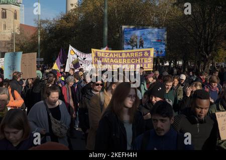 Berlin, Allemagne. 12th novembre 2022. Plus de 3000 000 personnes ont protesté à Berlin sur 12 novembre 2022, pour protester contre les moyens solidaires de sortir de la crise actuelle contre les arguments de droite et les idéologies conspirationnistes. La marche de protestation a conduit de l'hôtel de ville rouge via Friedrichstrasse à Kreuzberg. (Photo de Michael Kuenne/PRESSCOV/Sipa USA) crédit: SIPA USA/Alay Live News Banque D'Images