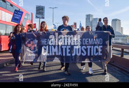 Londres, Angleterre, Royaume-Uni. 12th novembre 2022. Les manifestants tiennent une bannière « les travailleurs de la santé demandent la justice climatique » sur le pont Waterloo. Des milliers de personnes se sont rassemblées à l'extérieur du siège social de Shell à Londres et ont défilé jusqu'à Trafalgar Square dans le cadre de la Journée mondiale d'action pour la justice climatique alors que les dirigeants mondiaux se réunissent en Égypte en COP27. (Credit image: © Vuk Valcic/ZUMA Press Wire) Credit: ZUMA Press, Inc./Alamy Live News Banque D'Images