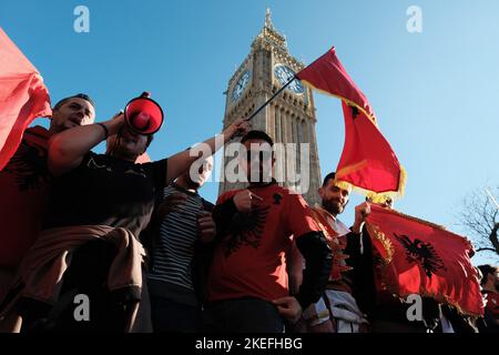 Londres, Royaume-Uni. 12th novembre 2022. Les Albanais de Londres ont protesté samedi (12 novembre) à la suite des déclarations faites par la secrétaire Suella Braverman, qui a parlé d'"invasion" en raison du nombre élevé d'immigrants. Crédit: Joao Daniel Pereira/Alay Live News Banque D'Images