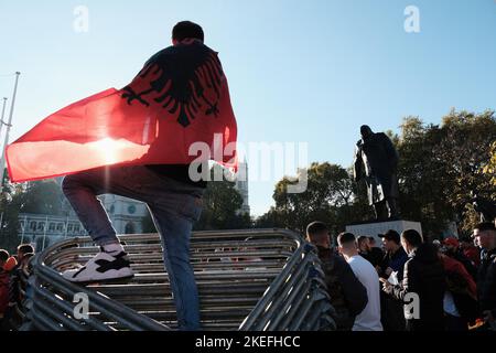 Londres, Royaume-Uni. 12th novembre 2022. Les Albanais de Londres ont protesté samedi (12 novembre) à la suite des déclarations faites par la secrétaire Suella Braverman, qui a parlé d'"invasion" en raison du nombre élevé d'immigrants. Crédit: Joao Daniel Pereira/Alay Live News Banque D'Images