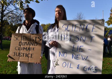 Londres, Angleterre, Royaume-Uni. 12th novembre 2022. Les manifestants tiennent des pancartes au rassemblement. Les écologistes du bloc des réparations climatiques, qui comprend (entre autres) le financement du chaos climatique, de la vie noire, de la justice pour Chris Kaba et d'autres groupes de la société civile, se sont réunis à Jubilee Park & Garden, en face du siège de Shell, pour exiger la justice et les réparations climatiques mondiales. (Image de crédit : © Thomas Krych/ZUMA Press Wire) Banque D'Images