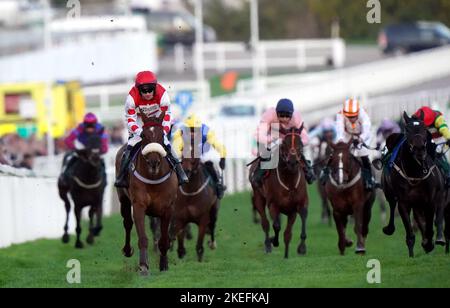 Queens Gamble criblé par le jockey Jonathan Burke sur le chemin de gagner le restaurant et bar à cocktails Evesham Mares's Open National Hunt Flat Race le deuxième jour de la réunion de novembre à l'hippodrome de Cheltenham. Date de la photo: Samedi 12 novembre 2022. Banque D'Images