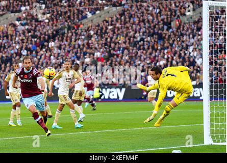 Danny Ward, gardien de Leicester City (à droite), enregistre une photo de Craig Dawson, de West Ham United, lors du match de la Premier League au London Stadium, à Londres. Date de la photo: Samedi 12 novembre 2022. Banque D'Images