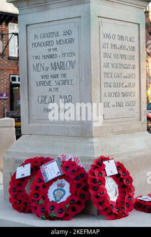 Marlow, Buckinghamshire, Royaume-Uni. 12th novembre 2022. Des couronnes ont été posées au War Memorial de Marlow, dans le Buckinghamshire. Un service commémoratif aura lieu dans la ville demain matin pour marquer le jour du souvenir et tous les morts de guerre qui ont combattu pour notre liberté. Crédit : Maureen McLean/Alay Live News Banque D'Images