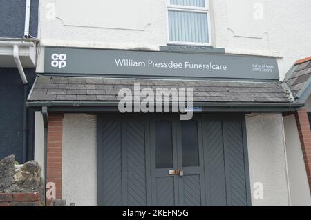 12th novembre 2022, Mumbles, Swansea, pays de Galles, Royaume-Uni. William Pressdee Funeralcare signalisation. Banque D'Images