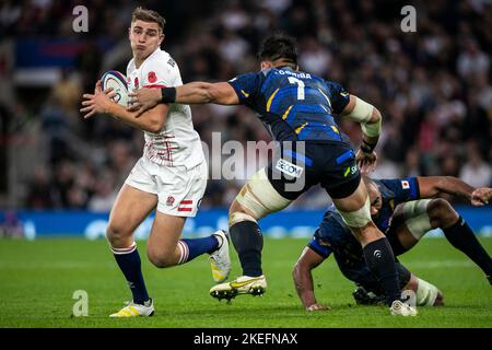 Jack van Poortvliet (à gauche) est attaqué par Kazuki Himeno au Japon lors du match international d'automne au stade de Twickenham, à Twickenham. Date de la photo: Dimanche 6 novembre 2022. Banque D'Images