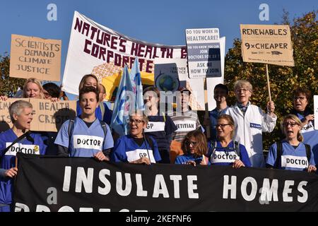 Londres, Angleterre, Royaume-Uni. 12th novembre 2022. Les écologistes du bloc des réparations climatiques, qui comprend (entre autres) le financement du chaos climatique, de la vie noire, de la justice pour Chris Kaba et d'autres groupes de la société civile, se sont réunis à Jubilee Park & Garden, en face du siège de Shell, pour exiger la justice et les réparations climatiques mondiales. (Image de crédit : © Thomas Krych/ZUMA Press Wire) Banque D'Images