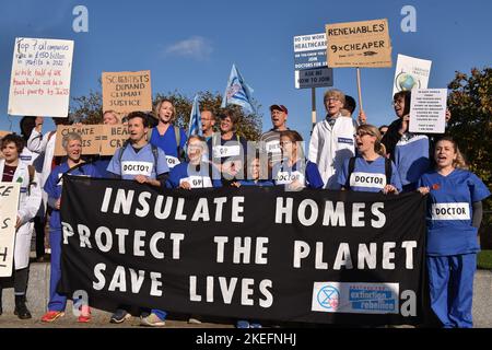 Londres, Angleterre, Royaume-Uni. 12th novembre 2022. Les écologistes du bloc des réparations climatiques, qui comprend (entre autres) le financement du chaos climatique, de la vie noire, de la justice pour Chris Kaba et d'autres groupes de la société civile, se sont réunis à Jubilee Park & Garden, en face du siège de Shell, pour exiger la justice et les réparations climatiques mondiales. (Image de crédit : © Thomas Krych/ZUMA Press Wire) Banque D'Images
