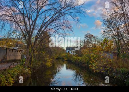 Les chemins de la piste du canal du Delaware à Lambertville, NJ, sont bordés d'arbres qui montrent leur feuillage d'automne. Banque D'Images