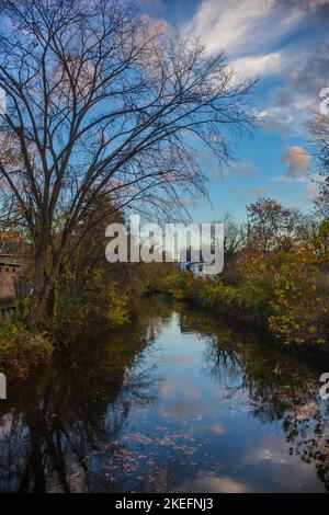 Les chemins de la piste du canal du Delaware à Lambertville, NJ, sont bordés d'arbres qui montrent leur feuillage d'automne. Banque D'Images