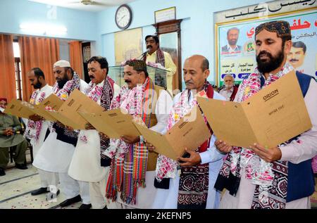 Les barrières de bureau nouvellement élues de l'Association des enseignants du secondaire du gouvernement Sindh prêtant serment lors de la cérémonie de serment tenue au club de presse d'Hyderabad, samedi, 12 novembre 2022. Banque D'Images