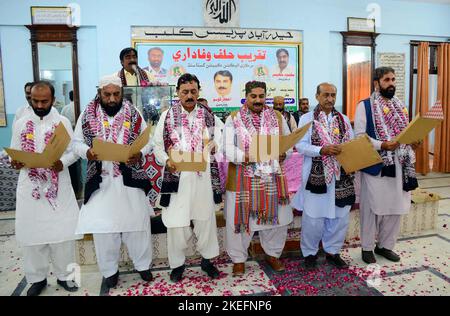 Les barrières de bureau nouvellement élues de l'Association des enseignants du secondaire du gouvernement Sindh prêtant serment lors de la cérémonie de serment tenue au club de presse d'Hyderabad, samedi, 12 novembre 2022. Banque D'Images