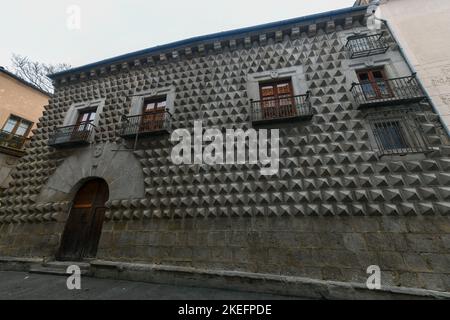 Casa de los Picos avec sa façade couverte de blocs de granit sculptés en forme de diamant à Segovia, Espagne. Banque D'Images