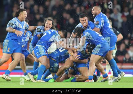 Londres, Royaume-Uni. 12th novembre 2022. Emirates Stadium, Londres, 12th novembre 2022. Angleterre Rugby League contre Samoa Rugby League dans la coupe du monde de Rugby League 2021 semi-finale Samoa Rugby League Célébrez la victoire de 27-26 sur l'Angleterre Rugby League Credit: Touchlinepics/Alamy Live News Banque D'Images