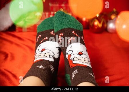 Chaussettes de Noël chaudes pour femmes avec gros plan sur le Père Noël Banque D'Images