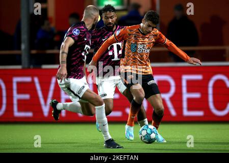 VOLENDAM - (lr) Mike van der Hoorn du FC Utrecht, Sean Klaiber du FC Utrecht, Walid Ould-Chikh du FC Volendam lors du match hollandais entre le FC Volendam et le FC Utrecht au stade de Kras à 12 novembre 2022 à Volendam, aux pays-Bas. PNA JEROEN PUTMANS Banque D'Images