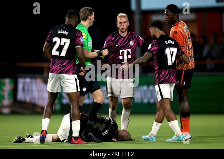 VOLENDAM - (lr)Modibo Sagnan du FC Utrecht, Mike van der Hoorn du FC Utrecht, arbitre Sander van der Eijk, Luuk Brouwers du FC Utrecht, Sean Klaiber du FC Utrecht, Lequincio Zeefuik ou FC Volendam pendant le match hollandais entre le FC Volendam et le FC Utrecht au stade de Kras sur 12 novembre 2022 à Volendam, pays-Bas. PNA JEROEN PUTMANS Banque D'Images