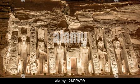 Abou Simbel, Assouan, Egypte; 9 novembre 2022 - spectacle son et lumière au temple d'Abou Simbel. Banque D'Images