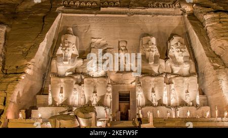 Abou Simbel, Assouan, Egypte; 9 novembre 2022 - spectacle son et lumière au temple d'Abou Simbel. Banque D'Images