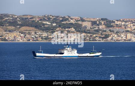 Ferry avec Downtown City by the Sea en arrière-plan. Messina, Sicile, Italie. Banque D'Images