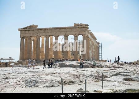 Parthénon temple, vieilles ruines grecques à la journée ensoleillée à l'Acropole d'Athènes, Grèce. Acropole d'Athènes sur une colline avec de magnifiques ruines du Parthénon Banque D'Images